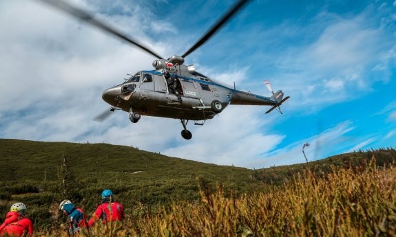 Helikopter ląduje grupa ratowników czeka na wylądowanie maszyny