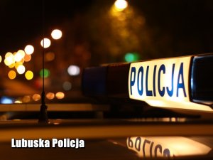 sygnały świetlne na dachu radiowozu z napisem policja