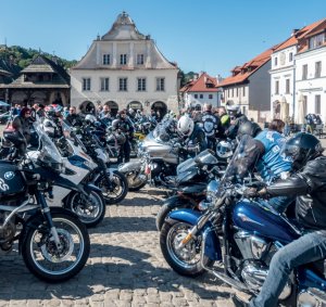 duża grupa motocyklistów na rynku miasta