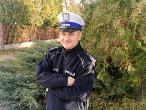 umundurowany policjant ruchu drogowego pozuje do zdjęcia