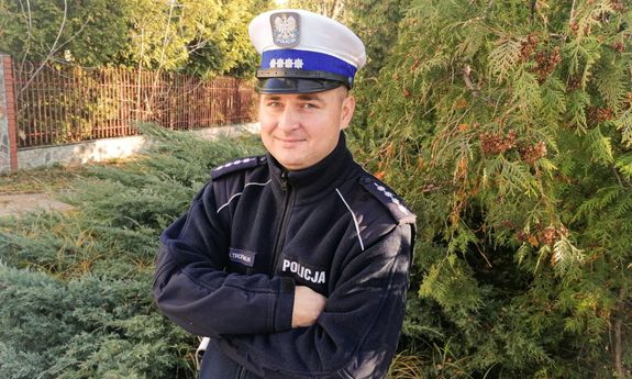 umundurowany policjant ruchu drogowego pozuje do zdjęcia