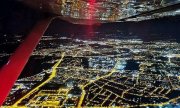 widok z samolotu na miasto nocą