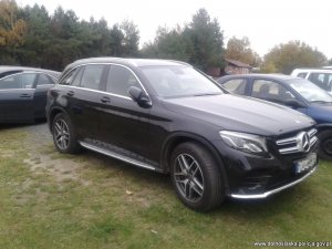 czarny mercedes stojący na parkingu wśród innych aut