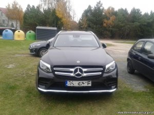 czarny mercedes stojący na parkingu wśród innych aut