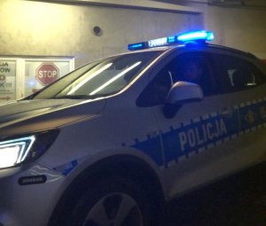 policjanci w radiowozie