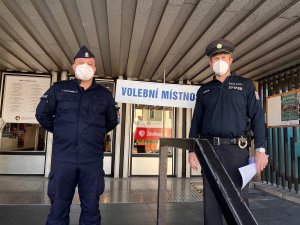 Umundurowany polski i czeski policjant na tle wejścia do czeskiego komisariatu policji