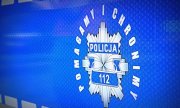 logo policji na radiowozie, napis Pomagamy i Chronimy