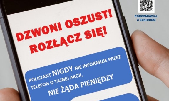 Plakat kampanii. Na grafice znajduje się dłoń trzymająca smartfona, na którym wyświetlane jest hasło Dzwoni oszust! Rozłącz się!