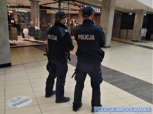 policjanci podczas patrolu w galerii handlowej