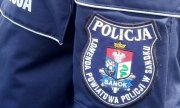 Naszywka z napisem Komenda Powiatowa Policji w Sanoku na mundurze policjanta