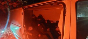 nielegalni imigranci siedzący we wnętrzu busa