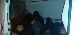 nielegalni imigranci siedzący we wnętrzu busa