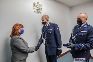 Zastępca Komendanta Głównego Policji Pan nadinsp. Roman Kuster ściska dłoń Pani Dagmary Luković