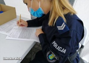 policjantka wypełnia dokumentację