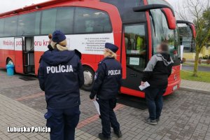 &quot;policjantki w kolejce do krwiobusu