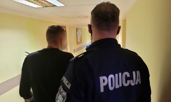 policjant z zatrzymanym mężczyzną