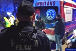 policjanci na miejscu kontroli