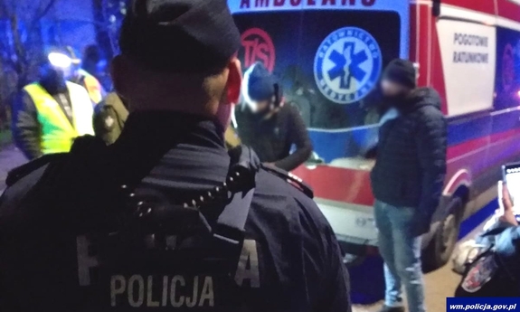 policjanci na miejscu kontroli