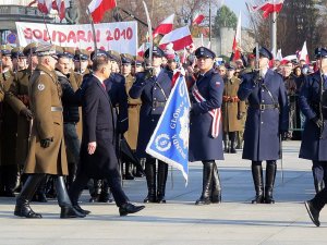 Prezydent RP oddaje honor sztandarowi Komendy Głównej Policji