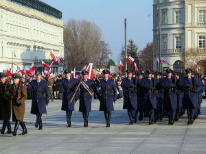 Początek defilady z okazji Narodowego Święta Niepodległości. Z prawej Kompania Reprezentacyjna Policji