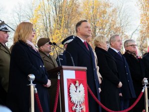 Prezydent RP przyjmuje defiladę wojska i służb mundurowych na trybunie honorowej