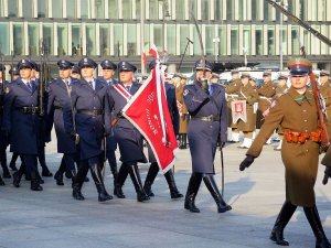 Kompania Reprezentacyjna Policji podczas defilady. Prowadzący salutuje Prezydentowi RP