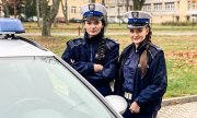 dwie policjantki stoją obok radiowozu