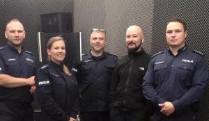 policjantka, trzej policjanci i pracownik radia w stoją studiu radiowym