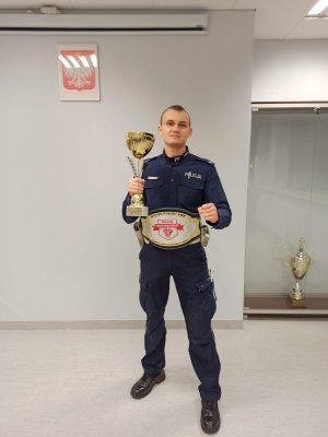 policjant z pucharem i tytułem Mistrza Polski