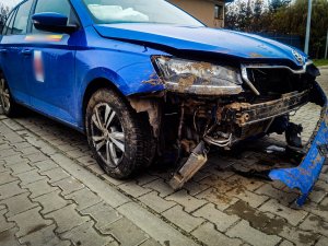 samochód osobowy koloru niebieskiego z uszkodzonym przodem