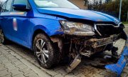 samochód osobowy koloru niebieskiego z uszkodzonym przodem