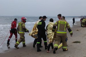 straż pożarna, policjanci i ratownicy WOPR pomagają dziewczynie