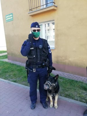 pies z policjantem