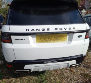 Biały Land Rover Range  Rower Sport widok z tyłu