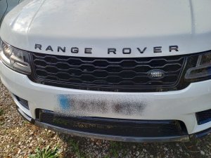 Biały Land Rover Range Rower widok z przodu