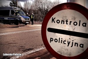 policjanci na punkcie kontrolno-blokadowym&quot;&gt;