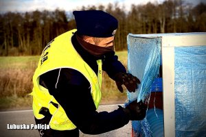 policjant sprawdza przyczepkę