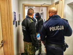 umundurowany policjant i dwóch strażników granicznych