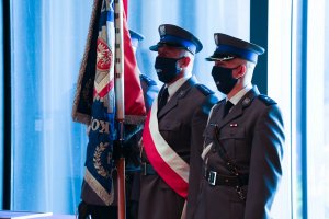trzech policjantów z pocztu sztandarowego ze sztandarem