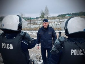 zastępca komendanta wojewódzkiego rozmawia z policjantami