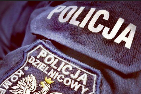 Rękaw bluzy z napisami policja i dzielnicowy