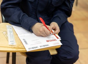 policjant rejestruje się do oddania próbki szpiku
