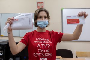 kobieta tłumaczy jak poprawnie wypełnić wniosek o rejestrację