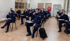 policjanci siedzą w ławkach