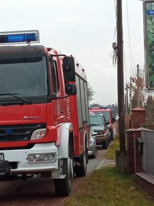 Na zdjęciu widoczne ustawione wozy służb biorących udział w akcji poszukiwawczej. Wozy straży pożarnej, radiowóz i wóz terenowy