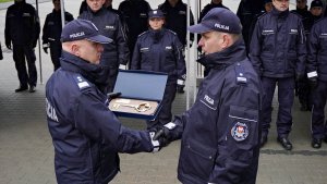 Komendant Główny Policji przekazuje komendantowi powiatowemu Policji symboliczny klucz