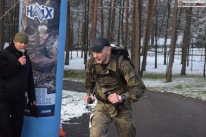 policjant podczas biegu w maratonie