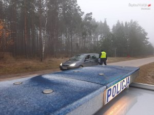 policjant kontroluje kierowcę samochodu