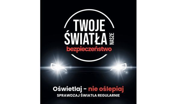 Plakat „Twoje światła – nasze bezpieczeństwo”. Plakat w formie prostokąta w pionie. Na czarnym tle świecące przednie reflektory pojazdu, nad nimi napis „Twoje światła nasze bezpieczeństwo”. Poniżej napis „Oświetlaj – nie oślepiaj, sprawdzaj światła regularnie”.