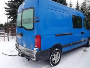 bus stojący na zaśnieżonym parkingu, widok od tyłu